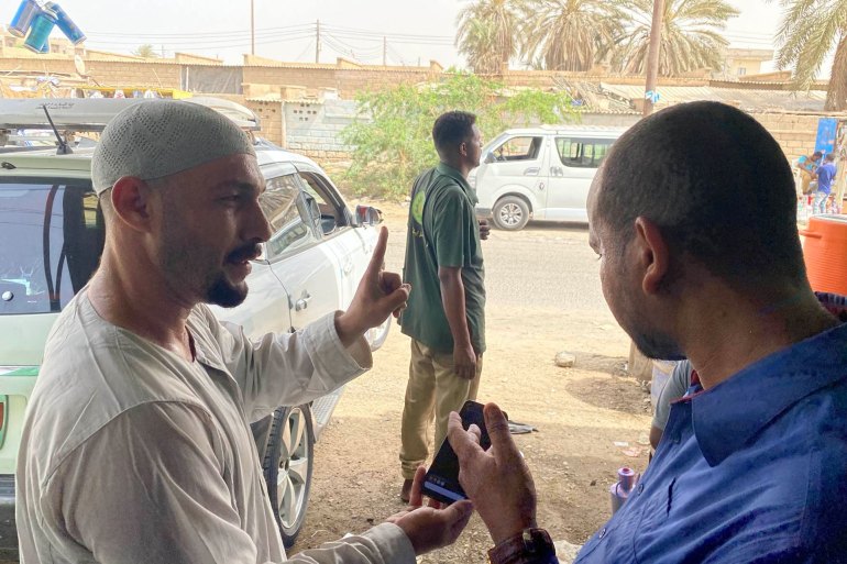 حسن (يسار) يستعرض لصديقه السوداني احد المقاطع المصورة للمقاومة الفلسطينية (الجزيرة)