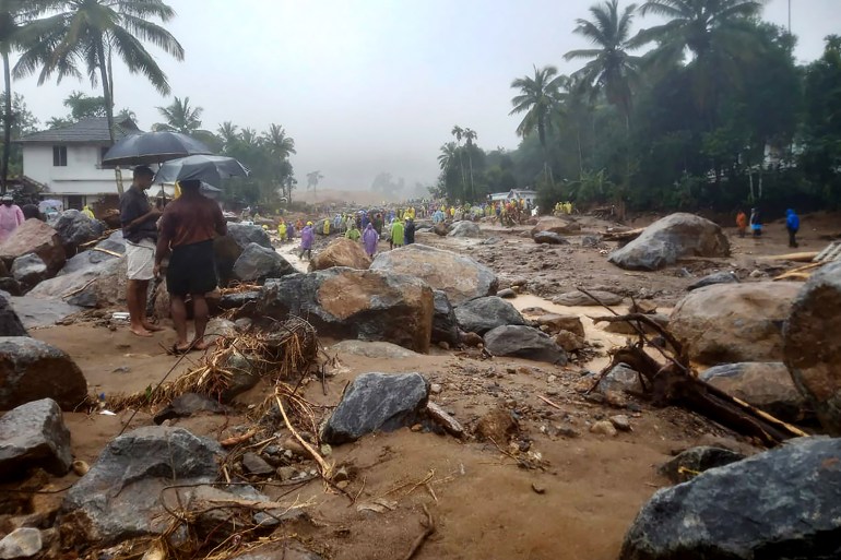 india2-1722350559 Relief personnel conduct a search and rescue operation at a site following landslides in Wayanad on July 30, 2024. - Landslides in India triggered by pounding monsoon rains struck tea plantations and killed at least 93 people on July 30, with at least 250 others rescued from mud and debris, officials said. (Photo by R. J. Mathew / AFP)