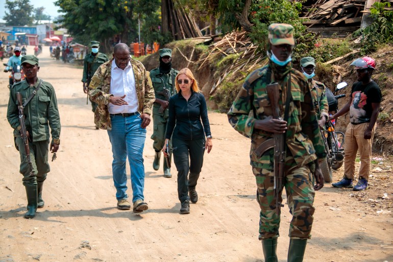 pic-44175-1721490531 جولة الباحثة بويانا برفقة المتحدث باسم حركة M23 لورانس كانيوكا شرق الكونغو الديمقراطية