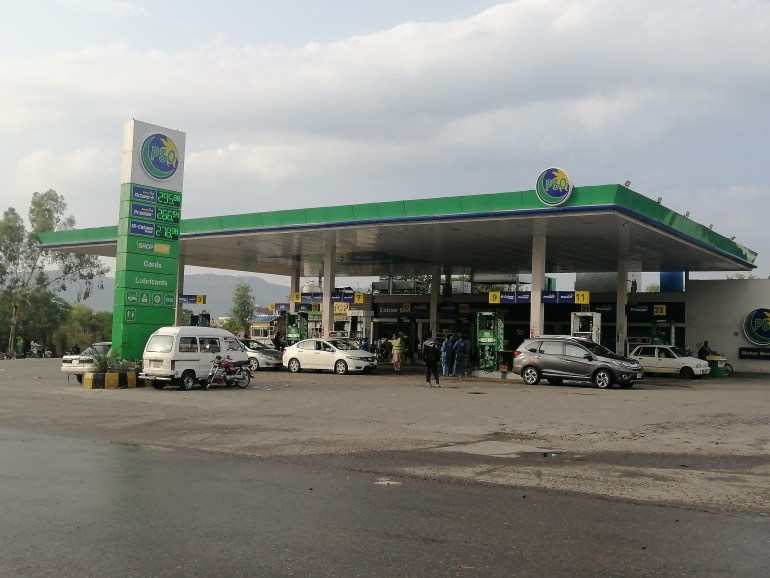 إضراب عام ومفتوح لمحطات البترول في باكستان وسط مفاوضات مع الحكومة على الضريبة الجديدة محطة بترول اليوم في العاصمة اسلام أباد - الجزيرة نت