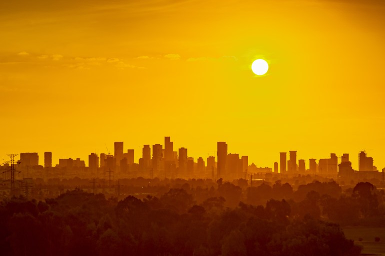 shutterstock_2020982885-1716453477 Heat wave over a city skyline