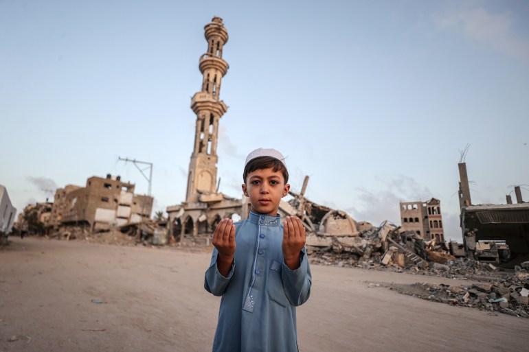 sl_yd_ldh-1718532195 أدى مئات آلاف الفلسطينيين في قطاع غزة، الأحد، صلاة عيد الأضحى المبارك فوق أنقاض مساجد وبجانب منازلهم التي دمرتها إسرائيل خلال حرب متواصلة على القطاع منذ 9 أشهر. ومنذ 7 أكتوبر/ تشرين الأول الماضي، تشن إسرائيل حربا مدمرة على غزة بدعم أمريكي مطلق، خلفت أكثر من 122 ألف فلسطيني بين قتيل وجريح، معظمهم نساء وأطفال، ما أدخل تل أبيب في عزلة دولية وتسبب بملاحقتها قضائيا أمام محكمة العدل الدولية. ( Ali Jadallah - وكالة الأناضول )