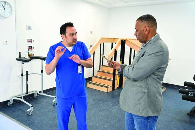 الزميل عمر العلاس والدكتور نايف الحربي خلال الجولة بالمركز