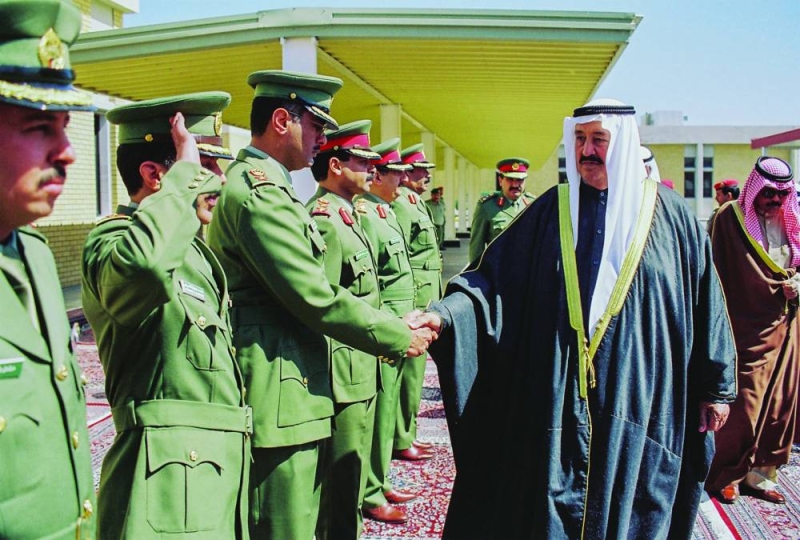 سالم العلي خلال زيارة لأحد مواقع الحرس الوطني