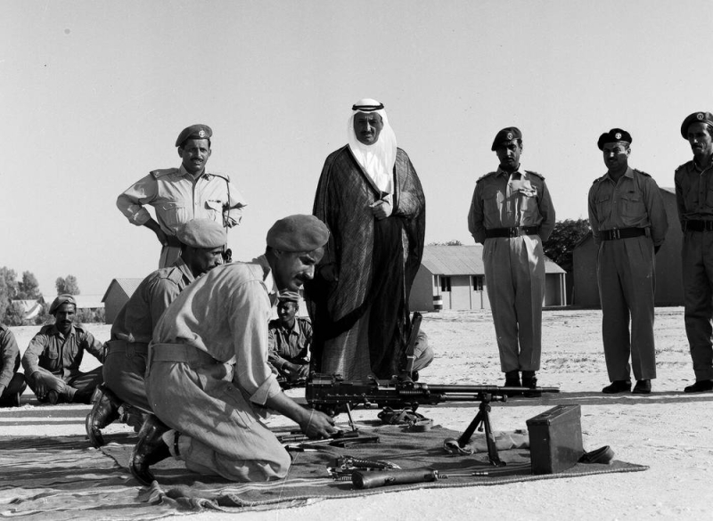 القائد الراحل متابعاً إحدى عمليات التدريب