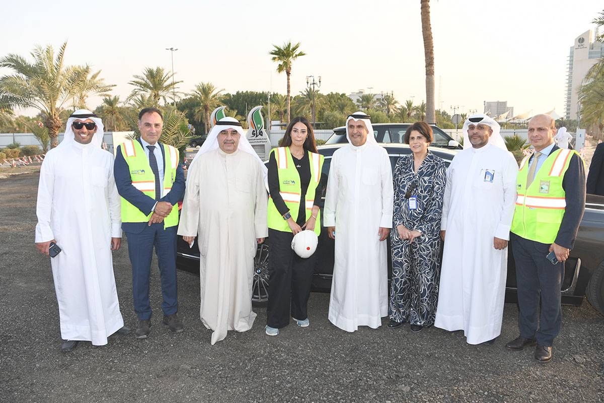 الرئيس التنفيذي لمجموعة «الوطني» متوسطاً فريق إدارة المشروع