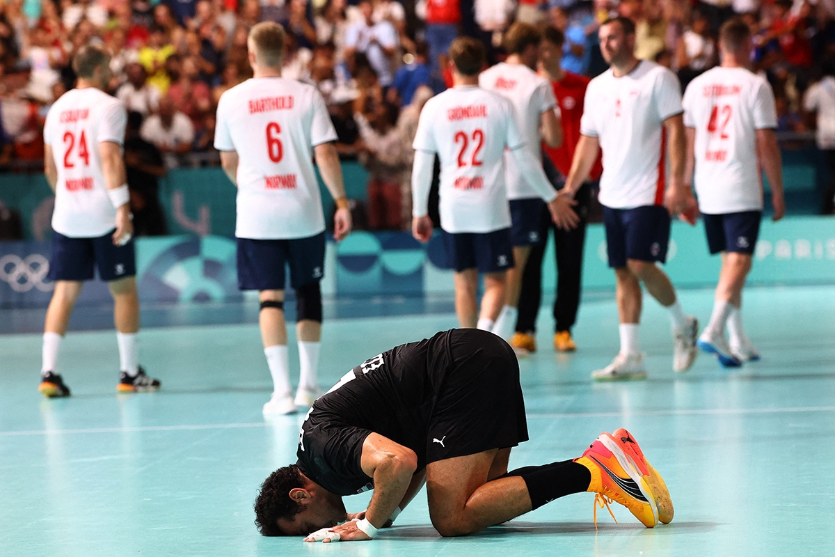 314870 إبراهيم المصري يسجد سجدة شكر بعد الفوز بالمباراة «رويترز»