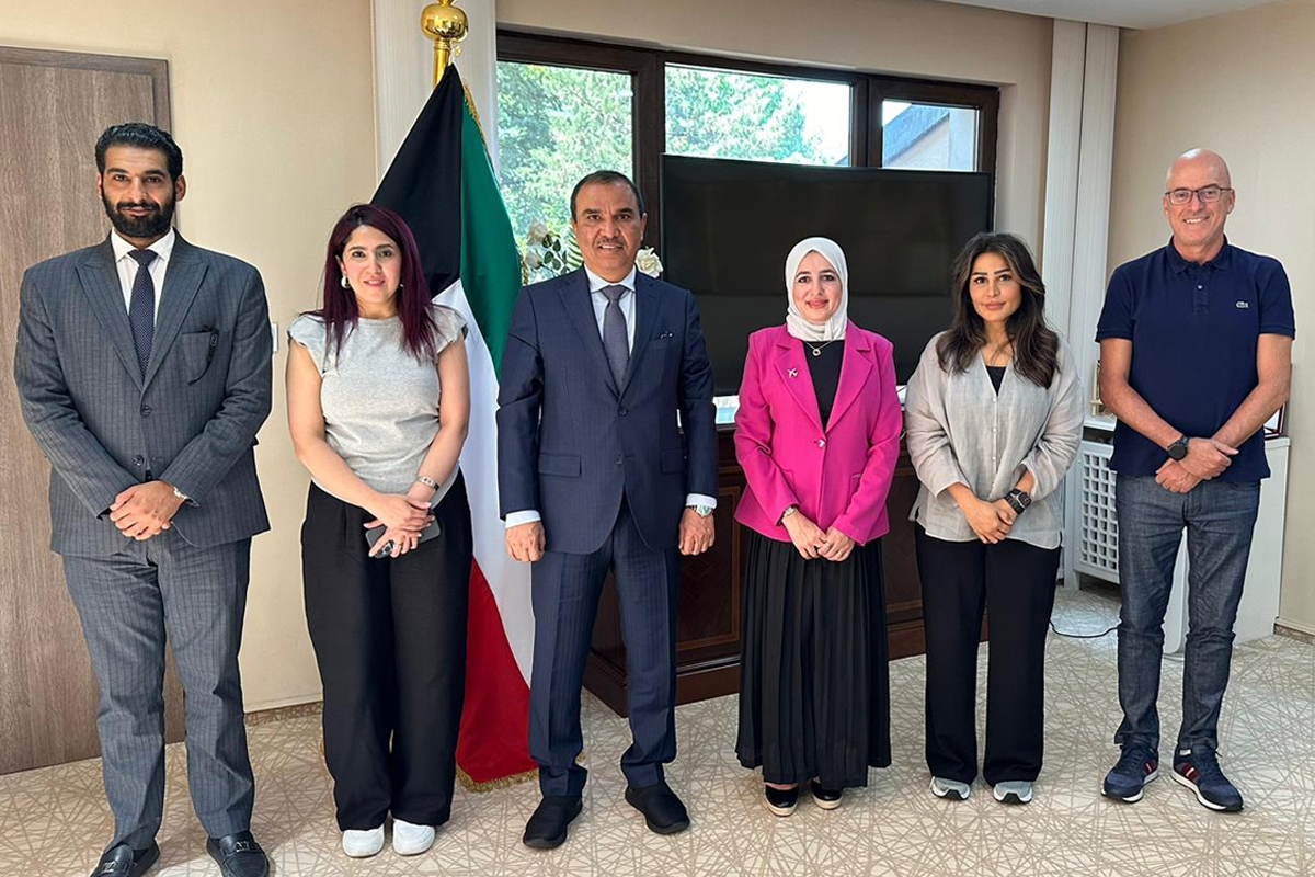 السفير الفضلي وبشرى الطراح وبدر العازمي خلال استقبال الوفد الإعلامي