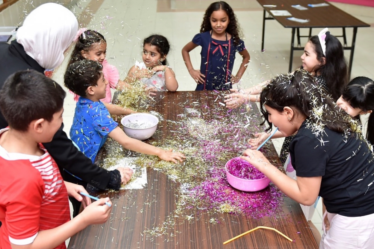 الأطفال بإحدى الورش الفنية