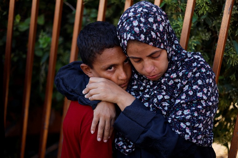 447-1724670403 Mourners react during the funeral of Palestinians killed in Israeli strikes, amid the Israel-Hamas conflict, at Nasser hospital, in Khan Younis, southern Gaza Strip August 26, 2024. REUTERS/Mohammed Salem