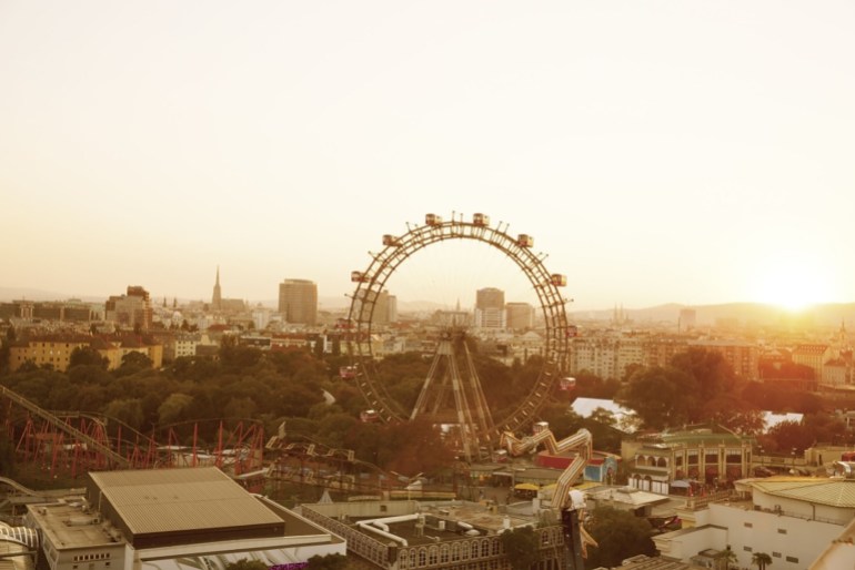 عجلة فيريس العملاقة من أبرز معالم فيينا. (النشر مجاني لعملاء وكالة الأنباء الألمانية “dpa”. لا يجوز استخدام الصورة إلا مع النص المذكور وبشرط الإشارة إلى مصدرها.) عدسة: Vienna Tourist Board صور: dpa