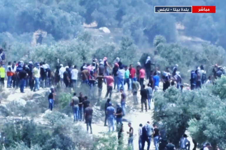 قمعت قوات الاحتلال محتجين فلسطينيين بقنابل الغاز المسيل للدموع وقنابل الصوت في بلدة بيتا جنوبي مدينة نابلس...