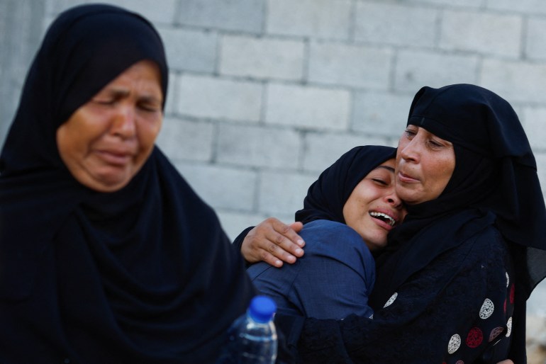 588-1724670340 Mourners react during the funeral of Palestinians killed in Israeli strikes, amid the Israel-Hamas conflict, at Nasser hospital, in Khan Younis, southern Gaza Strip August 26, 2024. REUTERS/Mohammed Salem