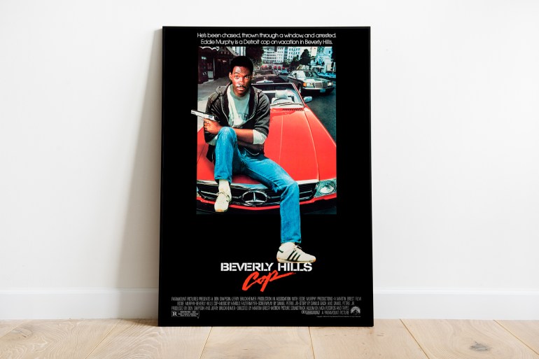 مر أربعون عاماً بالضبط على عرض الجزء الأول من سلسلة أفلام "شرطي بيفرلي هيلز" (Beverly Hills Cop) عندما كان إيدي ميرفي في الثالثة والعشرين من عمره فقط، شاب أسمر ذو حيوية فائقة وحس كوميدي يعادل مهارته في تقديم مشاهد الأكشن، فقدم تجربة ساحرة بالنسبة لمشاهدي هذا العصر، دفعه نجاحها لتكرارها مرتين، في عامي 1987 و1994 على الترتيب. غاب أكسل فولي بطل "شرطي بيفرلي هيلز" عن الأنظار منذ ثلاثين عاماً، بعد الانتقادات التي تم توجيهها للجزء الثالث، سواء من النقاد أو من إيدي ميرفي نفسه الذي اعتبره أضعف أفلام السلسلة، ولكن ها هو يعود الآن بالجزء الرابع وفيلم "شرطي بيفرلي هيلز: أكسيل فولي" (Beverly Hills Cop: Axel F) على نتفلكس، واحتل قائمة الأعلى مشاهدة حول العالم على المنصة لمدة أسبوعين، وقد أخرجه مارك مولوي.