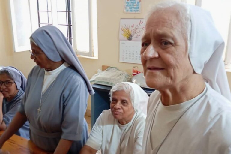 الراهبة تريزا البولندية مع رفيقاتها