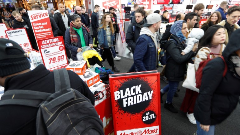 d2c9bc3a-a7e2-4218-8191-87fdfb9117d6 People shop during Black Friday deals at consumer electronics retailer Media Markt near Alexander Platz square in Berlin, Germany, November 29, 2019. REUTERS/Fabrizio Bensch