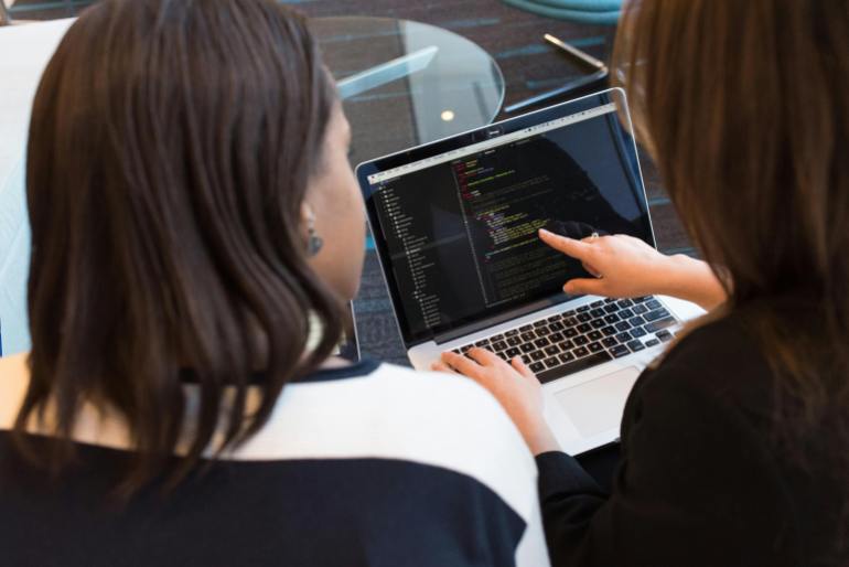 d8a7d984d8a8d8b1d985d8acd8a9-2-1723367535 Two Women Looking at the Code at Laptop
