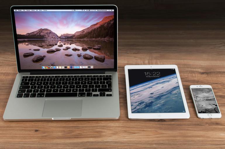 d8a7d98ad981d988d986-1723720522 Macbook Pro Beside White Ipad