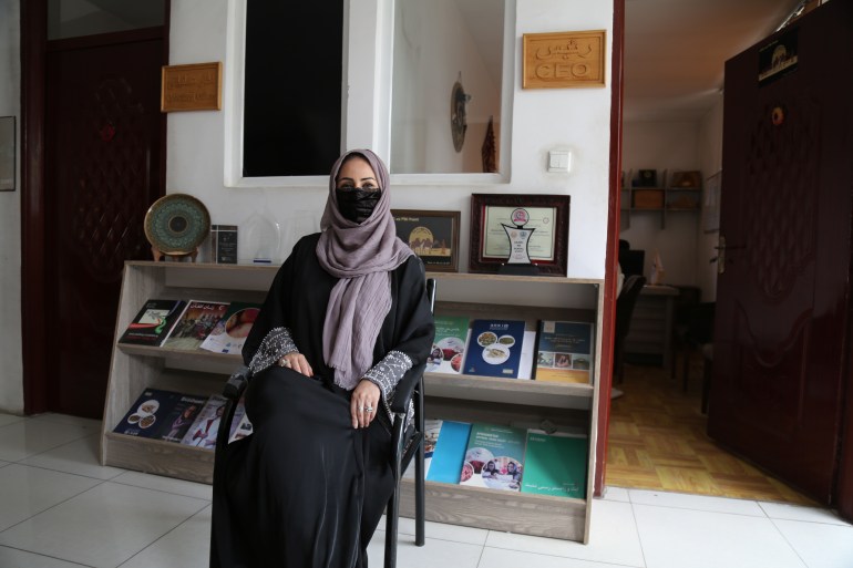 سلمى يوسف زي: نواجه مشكلات عدم القدرة على المشاركة في بعض المعارض واشتراط وجود محرم للسفر (الجزيرة)