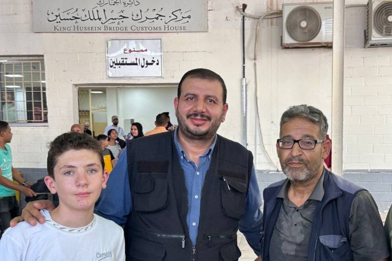 مقرر اللجنة الوطنية للأسرى الأردنيين فادي فرح مع والد الأسير محمد مصلح في انتظار وصوله للأردن .. الجزيرة