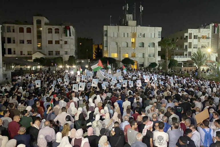 شعارات ولافتات غاضبة رفضاً لاغتيال القيادي اسماعيل هنية .. الجزيرة