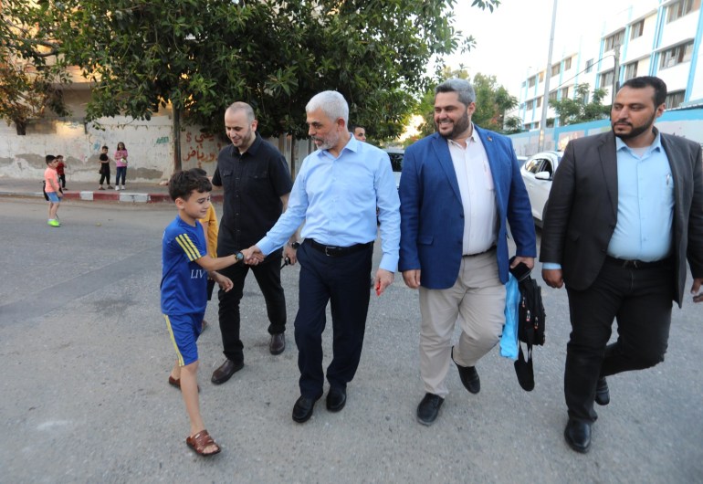 gaza1-1 رئيس حركة حمايس في غزة يحيى السنوار يتجول في شوارع غزة تحديا للتهديات الاسرائيلية باغتياله - ناشطون
