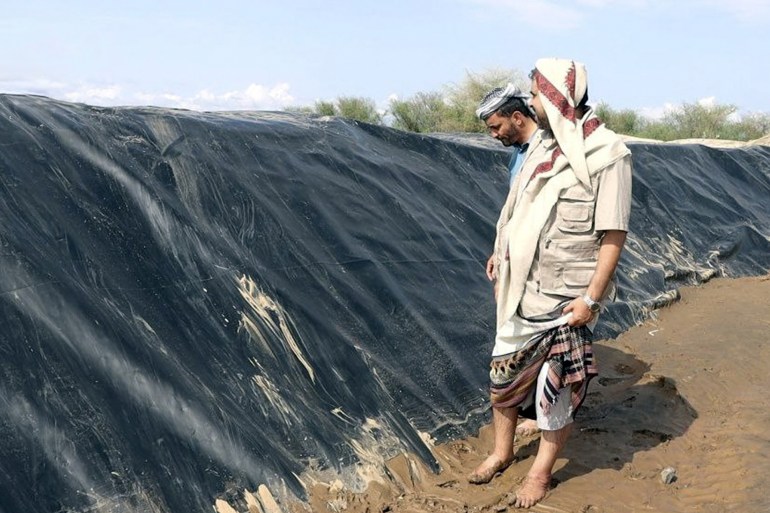 المصدر: الصحافة اليمنية - سيول اليمن الرابط: https://www.saba.ye/ar/news3356765.htm الأربعاء، 03 صفر 1446هـ الموافق 07 أغسطس 2024 الساعة 18:16:26 حجة - سبأ : اطلع وكيل محافظة حجة رئيس اللجنة الزراعية بالمحافظة إبراهيم عامر اليوم على الأضرار التي خلفتها السيول في وادي حبل في مديرية عبس.