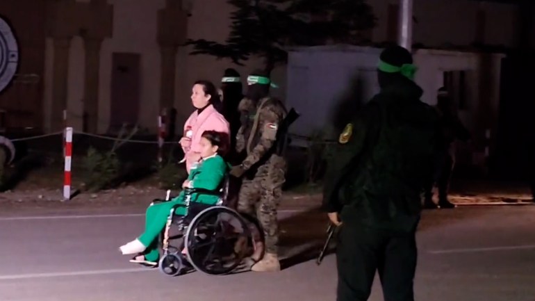 تسليم كتائب القسام الدفعة الرابعة من الأسرى الإسرائيليين في غزة صور خاصة بالجزيرة