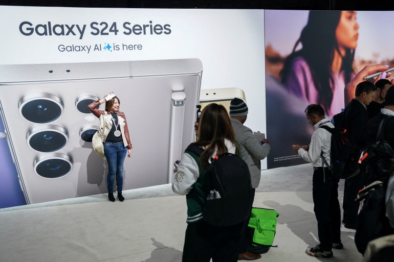 pic-734719-1705524843 Media members and influencers take in the hands-on display area as Samsung unveils the new Galaxy S24 series of phones offering AI functions at the Galaxy Unpacked event in San Jose, California, U.S. January 17, 2024. REUTERS/Loren Elliott