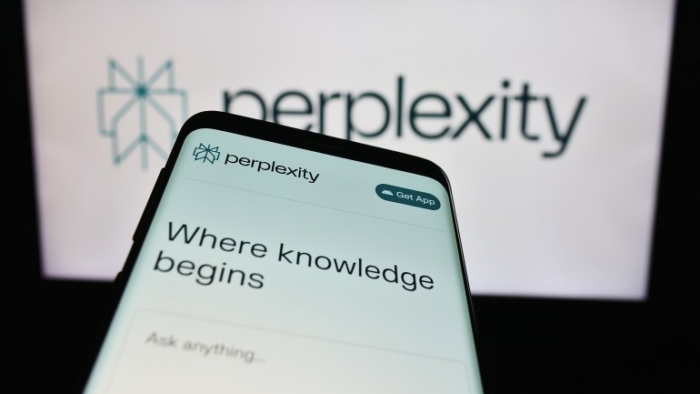 shutterstock_2440293653-1722977306 Stuttgart, Germany - 02-16-2024: Mobile phone with website of US artificial intelligence company Perplexity AI in front of business logo. Focus on top-left of phone display. Unmodified photo.