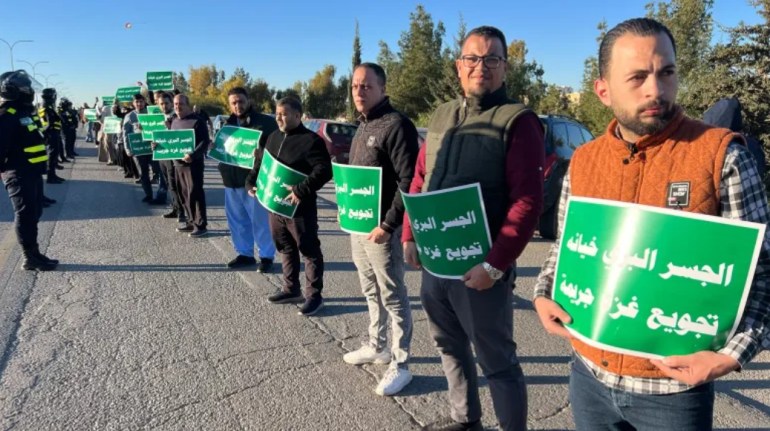 معارضة شعبية أردنية للجسر البري الذي يزود الاحتلال بالبضائع عن طريق الشاحنات التي تمر بالأردن باتجاه إسرائيل.. الجزيرة