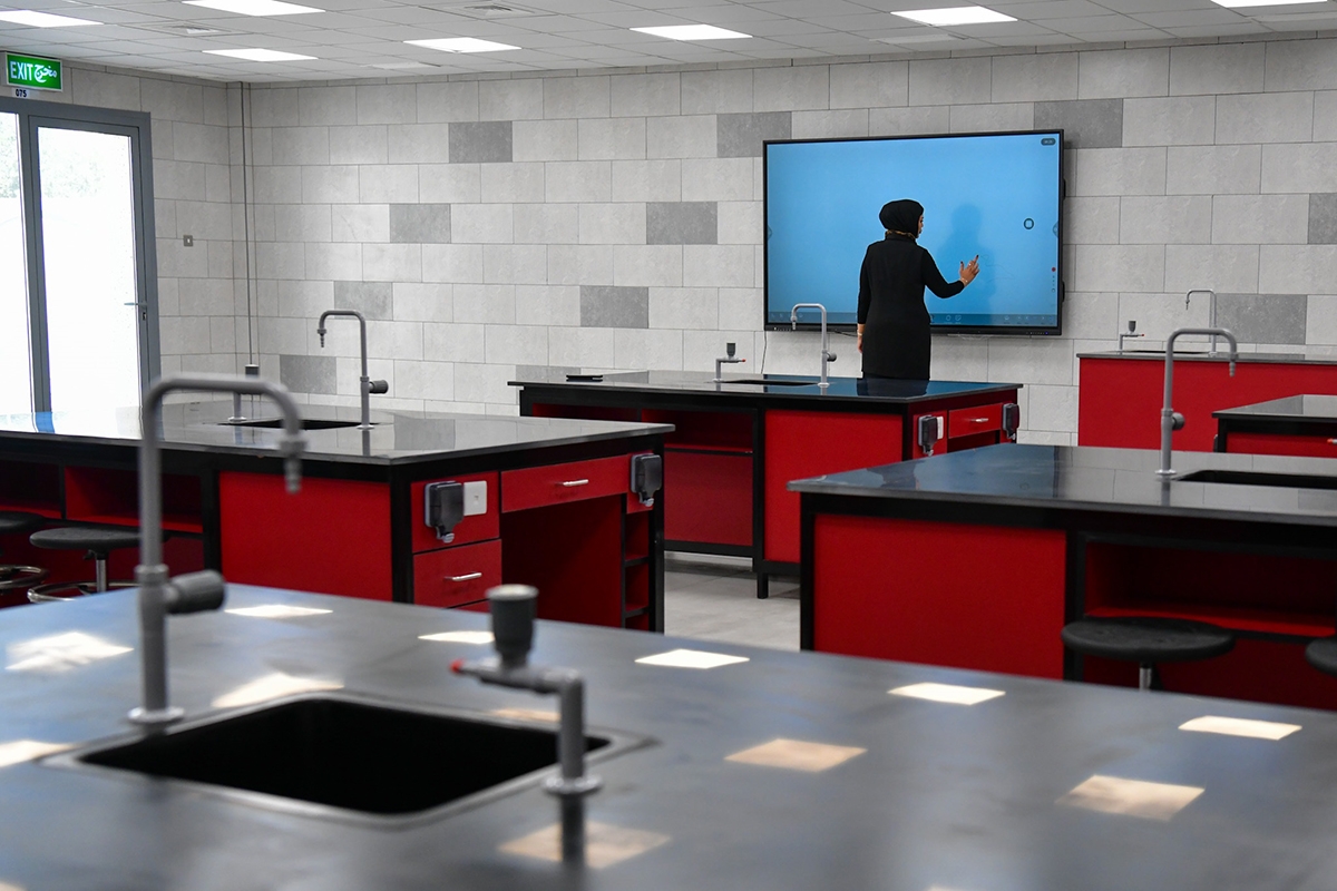 330466 الشاشات الذكية في مختبرات العلوم في المدارس الحكومية