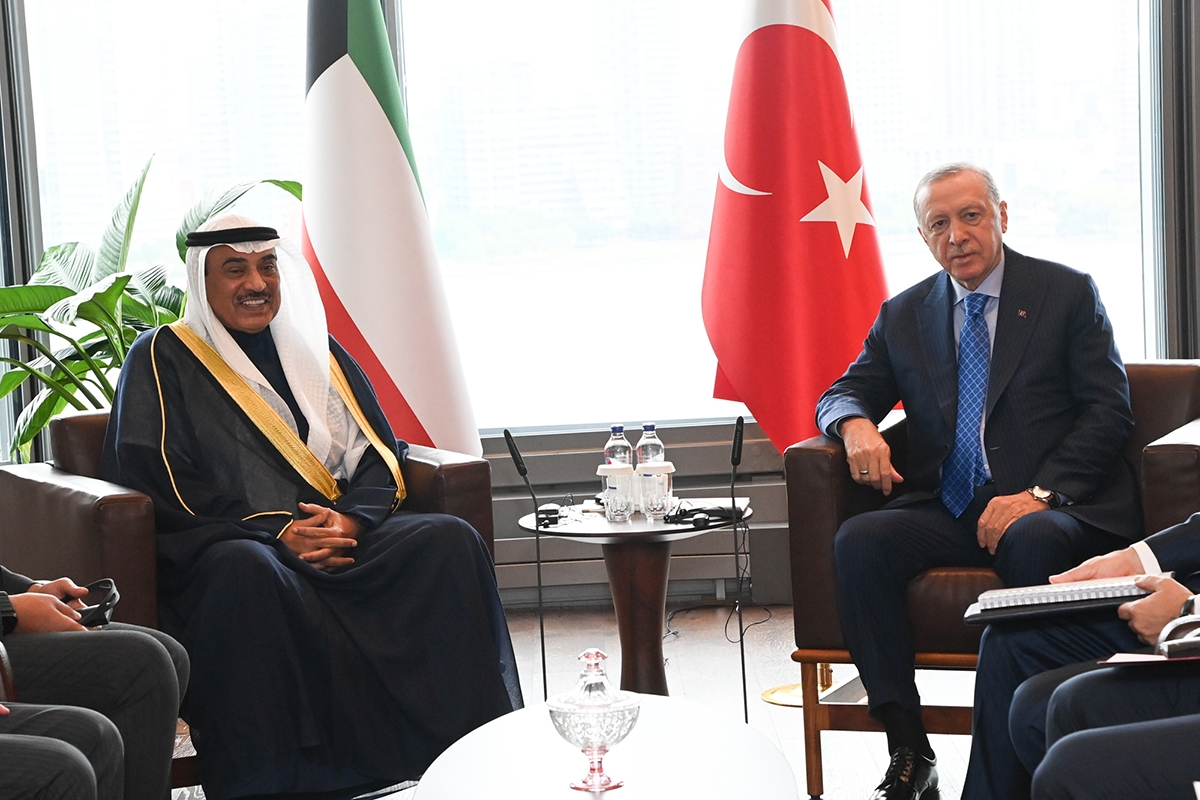 ممثل سمو الأمير ملتقياً الرئيس التركي