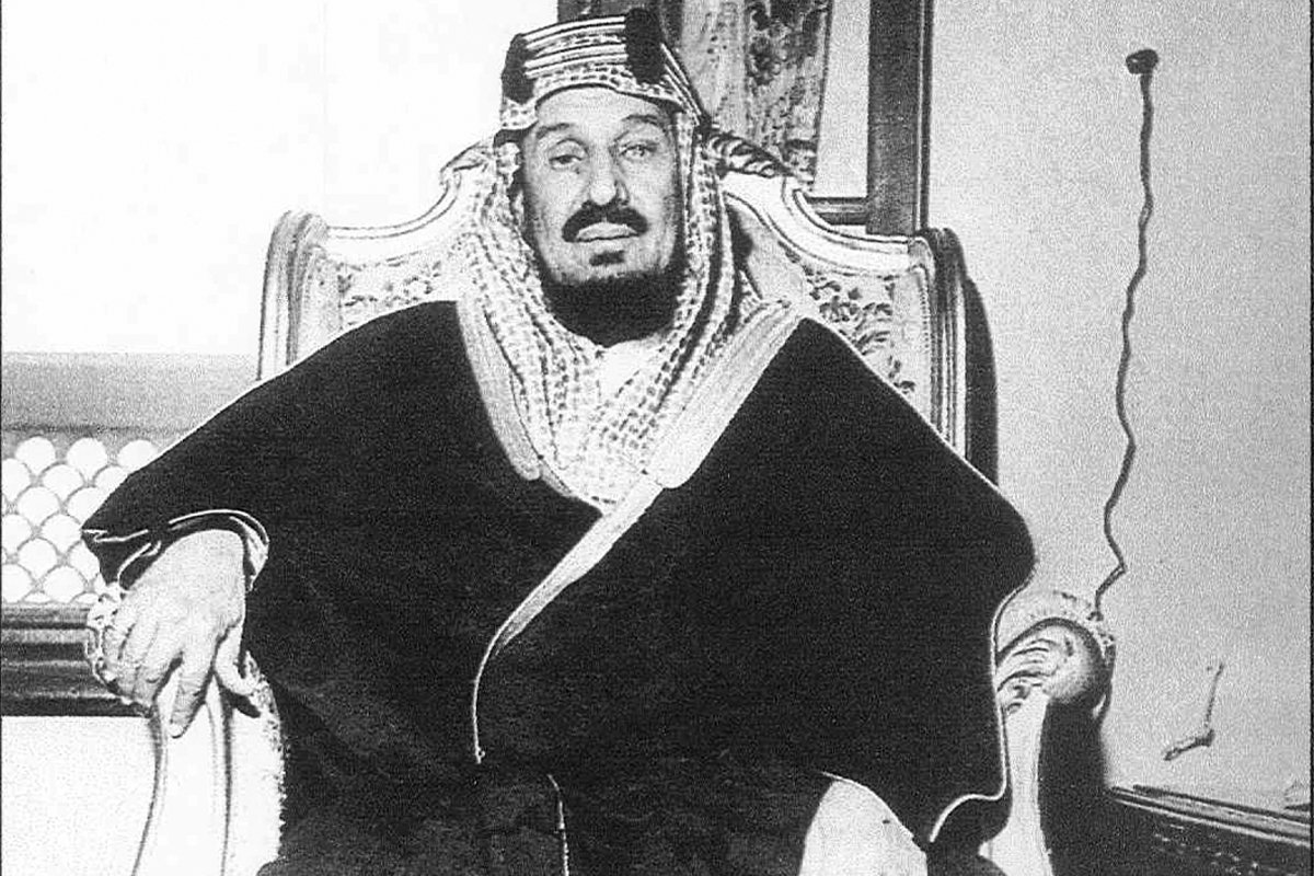 336034 في مجلسه بقصر خزام بجدة في عام 1945