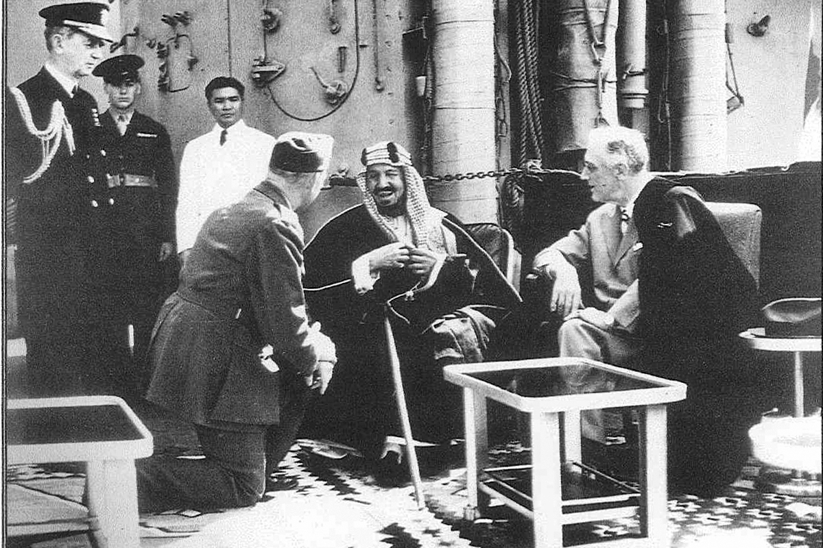 336036 جلالته في صورة تاريخية مع الرئيس الأميركي الأسبق فرانكلين روزفلت على ظهر طراد في البحيرات المرة بقناة السويس 15 فبراير 1945.