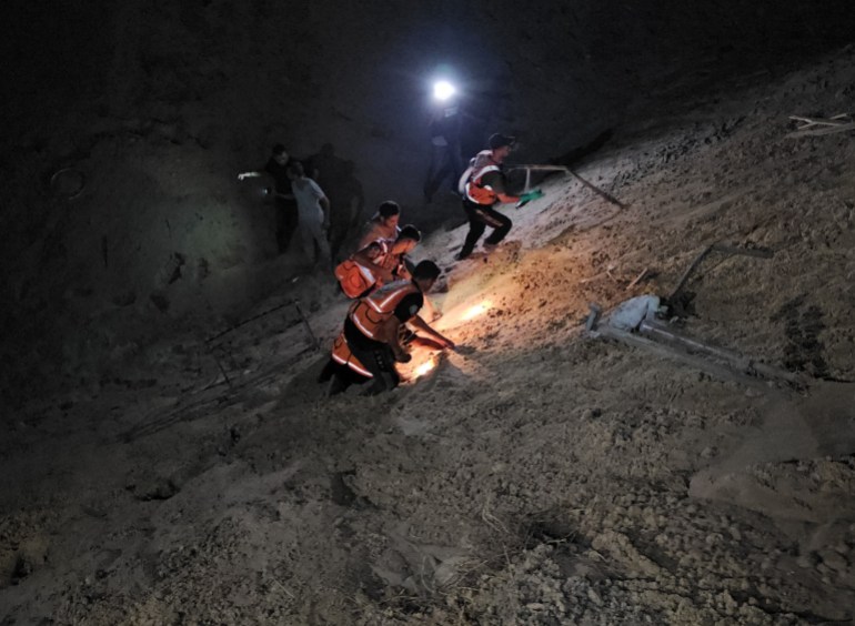 البحث عن جثث الضحايا المطمورة تحت الرمال (الأناضول)