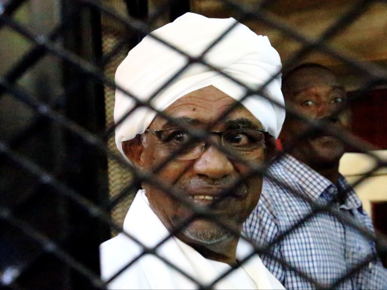 انطلقت في العاصمة السودانية الخرطوم جلسة النطق بالحكم على الرئيس السوداني المعزول عمر البشير، في دعوى تتعلقُ بـمخالفة قوانين تداول العملة ومكافحة الثراء غير المشروع.