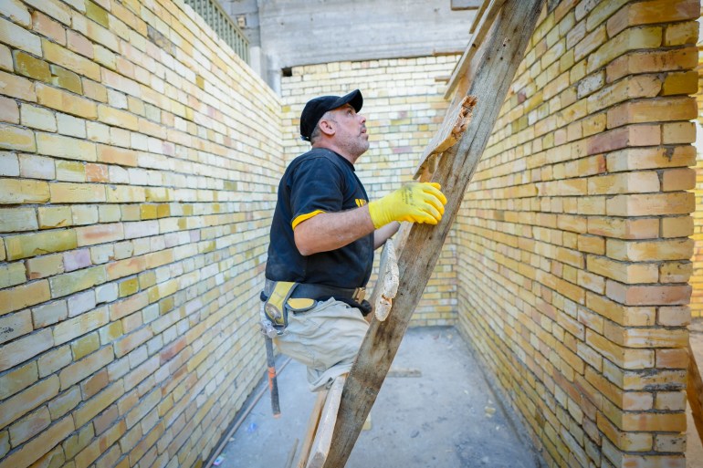 aa-2021_m-1726819600 لايزال المواطن العراقي يونس خضير ينشد العدالة منذ عقدين، بعدما فقد ساقيه جراء غارة أمريكية على العاصمة بغداد، أثناء غزو الولايات المتحدة لبلاده. ومنذ 21 عاما وبدون ساقين، يبحث خضير (46 عاما) دون جدوى عن العدالة والتعويض، بعد أن أصابته قنابل أسقطها الجيش الأمريكي حين كان يبلغ من العمر 25 عاما. لم يترك خضير بابا إلا وطرقه، على أمل الحصول على تعويض ومحاسبة منتهكي حقوق الإنسان، فالحرب الأمريكية على العراق خلفت كثيرا من الضحايا بين قتلى ومعاقين ومتضررين آخرين. واضطر خضير لمواصلة العمل في مهنته القديمة، وهي النجارة، رغم أن الأمر بات صعبا عليه للغاية بعد فقدان ساقيه. ( Murtadha Al-Sudani - وكالة الأناضول )