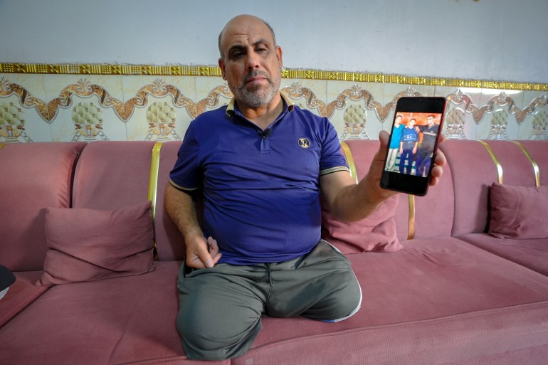 aa-221_m-1726819587 لايزال المواطن العراقي يونس خضير ينشد العدالة منذ عقدين، بعدما فقد ساقيه جراء غارة أمريكية على العاصمة بغداد، أثناء غزو الولايات المتحدة لبلاده. ومنذ 21 عاما وبدون ساقين، يبحث خضير (46 عاما) دون جدوى عن العدالة والتعويض، بعد أن أصابته قنابل أسقطها الجيش الأمريكي حين كان يبلغ من العمر 25 عاما. لم يترك خضير بابا إلا وطرقه، على أمل الحصول على تعويض ومحاسبة منتهكي حقوق الإنسان، فالحرب الأمريكية على العراق خلفت كثيرا من الضحايا بين قتلى ومعاقين ومتضررين آخرين. ( Murtadha Al-Sudani - وكالة الأناضول )