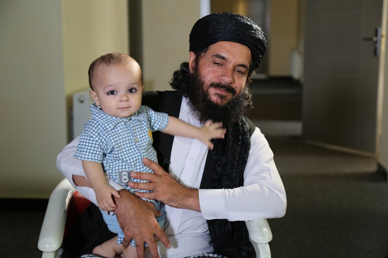 _أسد الله هارون -أحد معتقلي غوانتانامو- مع ابنه