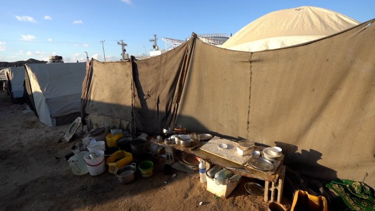 d98ad8b3d984d8a83-1725958964 نازحة فلسطينية داخل خيمتها وسط قطاع غزة تحاول إبعاد الذباب عن جسد طفلها فايز الذي يعاني من تقرحات جلدية وبثور كبيرة بسبب مرض جلدي تفاقم تأثيره في بيئة ملوثة سببتها الحرب الإسرائيلية على القطاع. ولا يكف فايز (4 سنوات) عن حك جسده المليء بالبثور والتقرحات التي تزداد اتساعا وانتشارا، بينما يعاني من مهاجمة الذباب دون أي حلول فعالة لتخفيف آلامه. ( İbrahim Nofal - وكالة الأناضول )