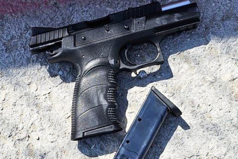 مسدس منفذ الهجوم .. مواقع التواصل