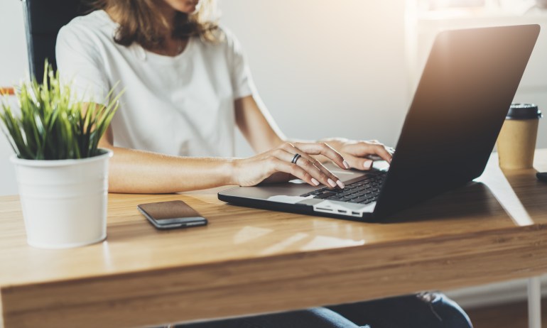 shutterstock_515369740 التغيرات المناخية تدفع باتجاه اعتماد العمل عن بعد وتجنب التنقل