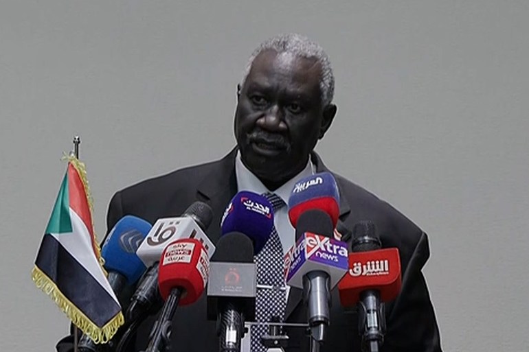 002-1687122275 مالك عقار نائب رئيس مجلس السيادة السوداني متحدثا في مؤتمر صحفي بالقاهرة