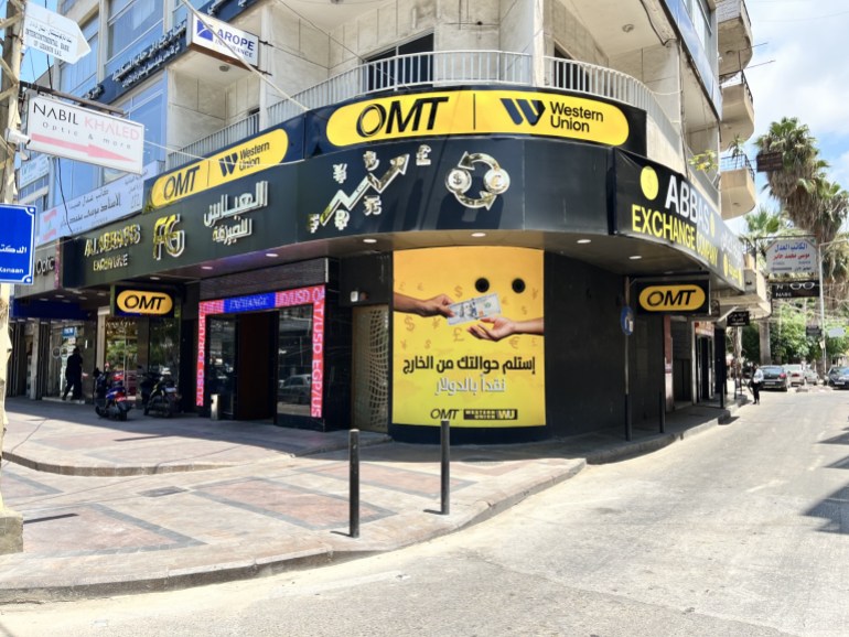 1-1-1721246604 تحويلات المغتربين تعد الدعم الأساسي للأسر اللبنانية في ظل ارتفاع التكاليف المعيشية وانخفاض الرواتب (الجزيرة)