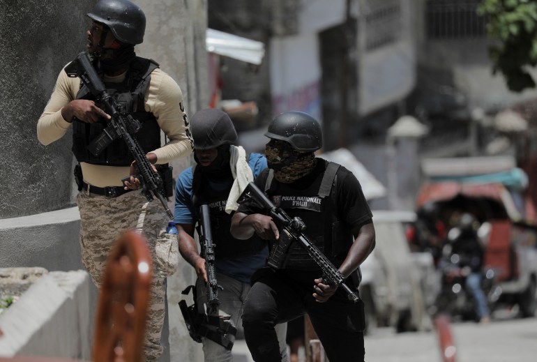111-1692250610 Police try to protect residents fleeing the neighbourhood after gangs took over Carrefour Feuilles, in Port-au-Prince, Haiti August 15, 2023. REUTERS/Ralph Tedy Erol