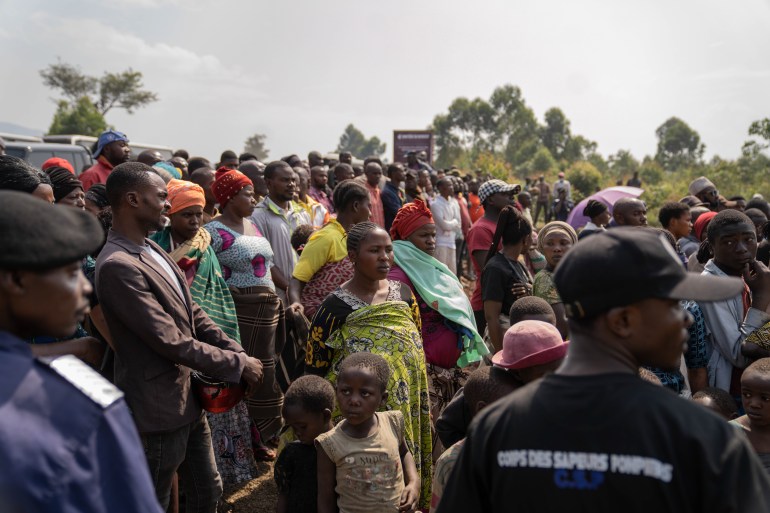 epa11519558 Mourners and relatives of the victims of the Bweremana bombing attend the burial ceremony at the Genocost cemetery in Kibati, Democratic Republic of Congo, 02 August 2024. Seven people died on 15 July 2024 after an explosion occurred amid intense fighting between the March 23 Movement (M23 rebels) and the Armed Forces of the Democratic Republic of Congo (FARDC). The conflict between M23 and the Democratic Republic of Congo government began in March 2022. Congo has accused Rwanda of supporting M23, a claim denied by both Rwanda and M23. EPA-EFE/MOISE KASEREKA