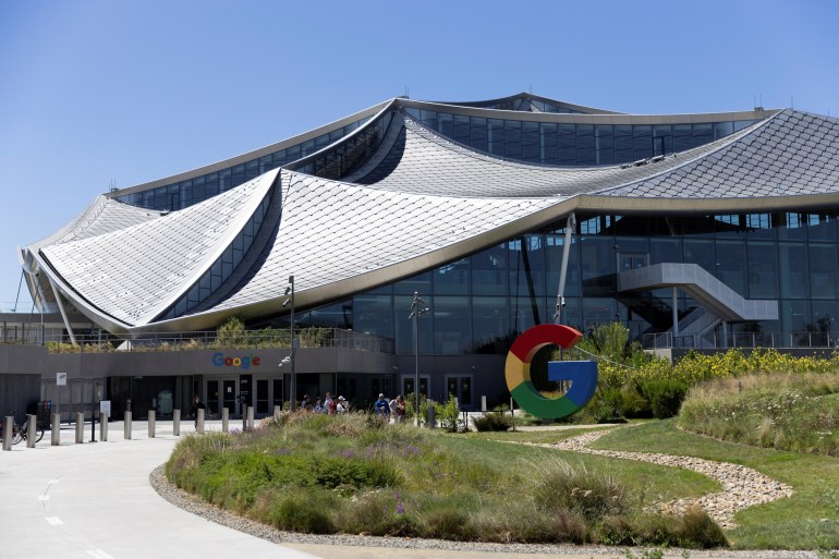 The logo of Google is seen outside Google Bay View facilities during the Made by Google event in Mountain View, California, U.S. August 13, 2024. Google unveils a new line of Pixel smartphones, plus a new smart watch and wireless earbuds at its annual hardware event. رويترز