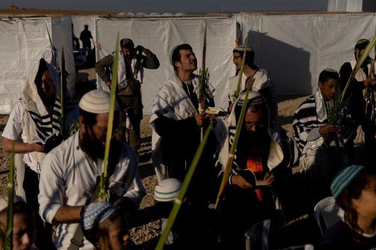 مستوطنون بالقرب من حدود غزة للمطالبة بإعادة استيطانها (غيتي)