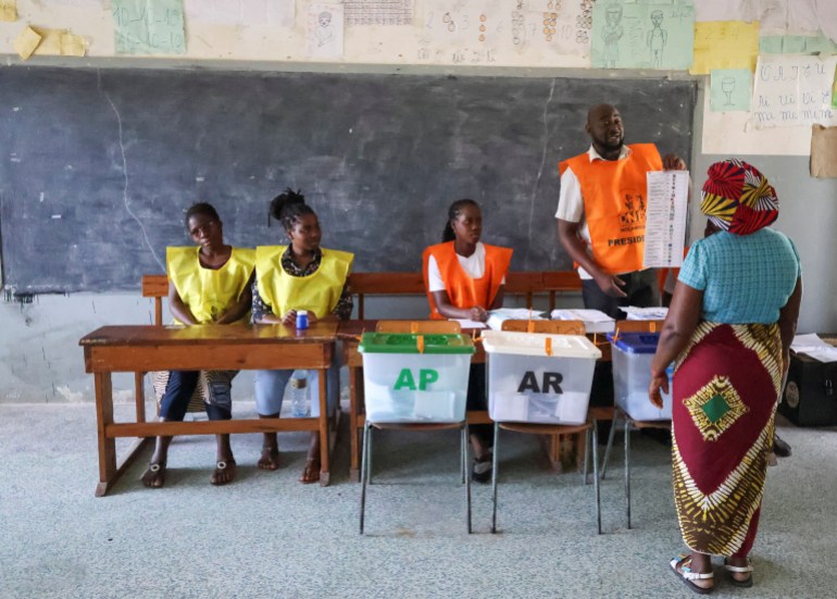 2po-1728472417-2 An election official explains the voting process to a local during the general elections at Inhambane, in southern Mozambique, October 9, 2024. REUTERS/Siphiwe Sibeko